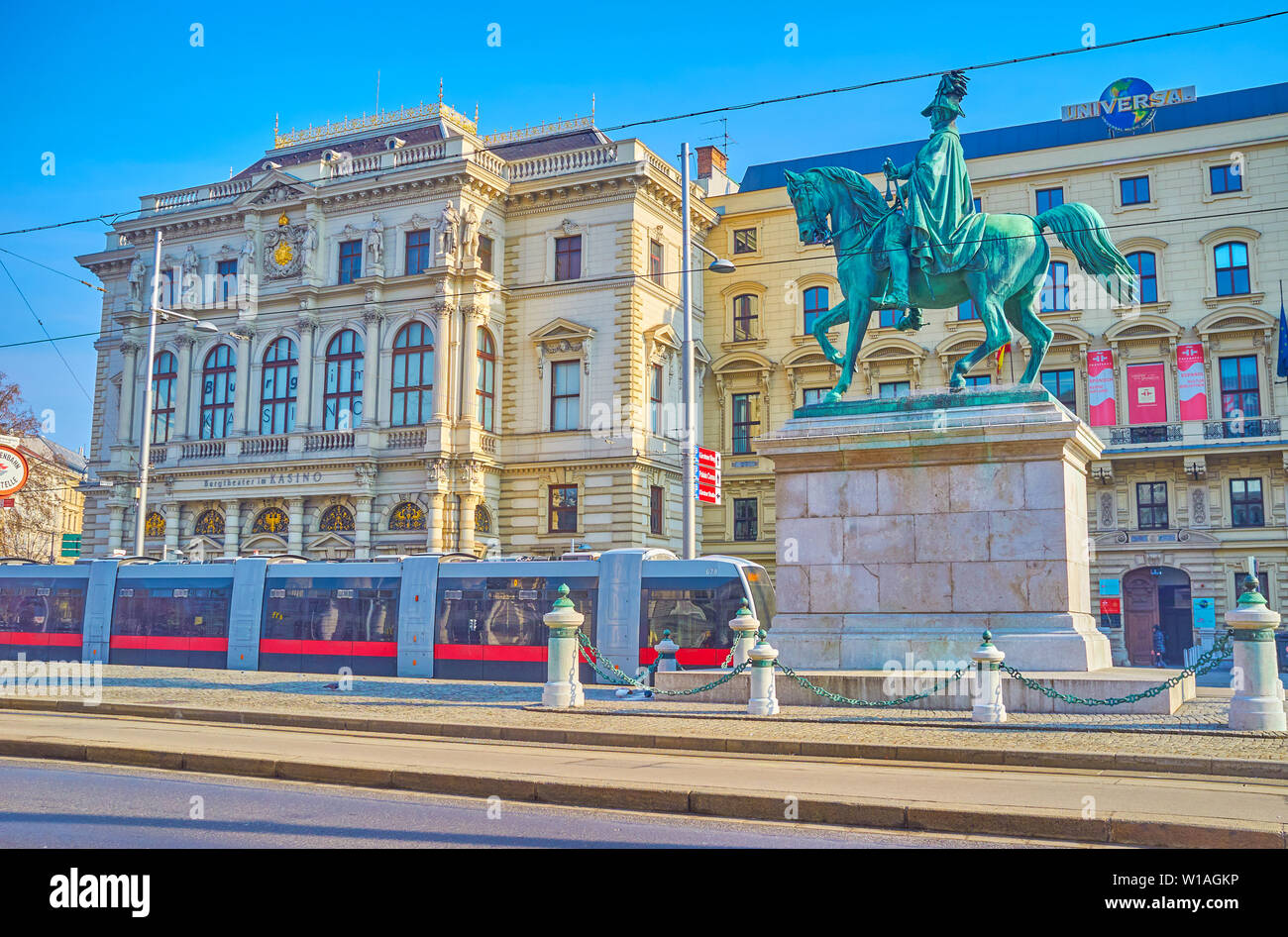 VIENNA, Austria - 18 febbraio 2019: La scena urbana in Piazza Schwarzenberg con moderni tram, edifici classici e statua equestre, in Febbraio Foto Stock