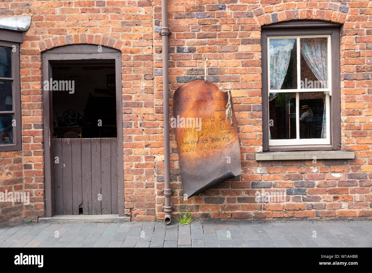 Negozio di cuoio firmare per il ciabattino, Black Country Living Museum, Dudley Regno Unito Foto Stock