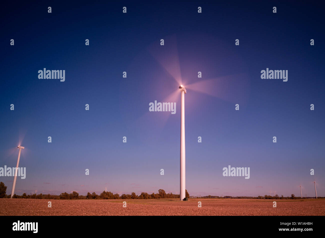 Turbina eolica ad asse orizzontale pale girare nel vento, creando l'eolico in Indiana centrale. © 2019 Mark Bealer Tutti i diritti riservati Foto Stock