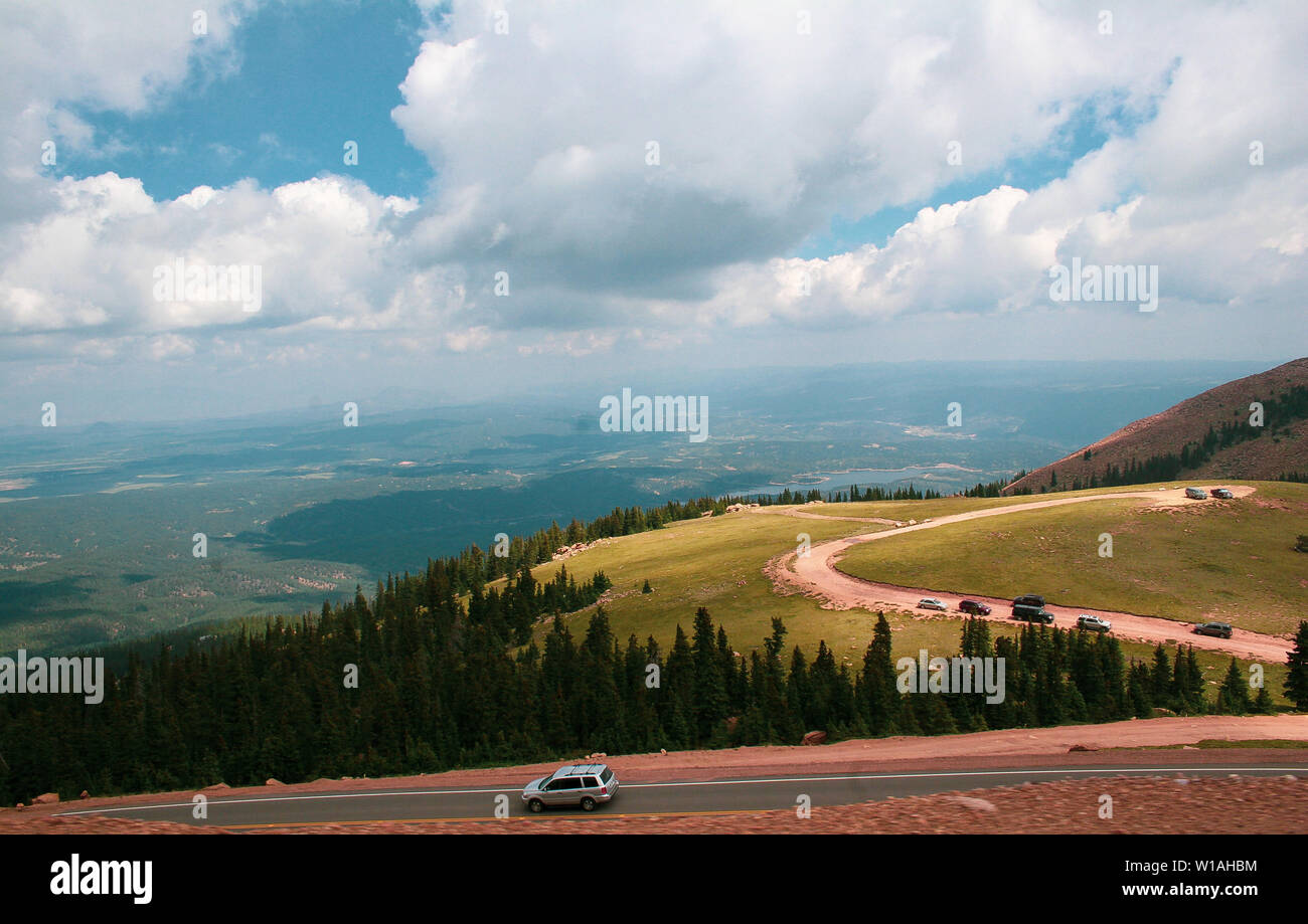 Mountain strada tortuosa una primavera o estate giorno Foto Stock