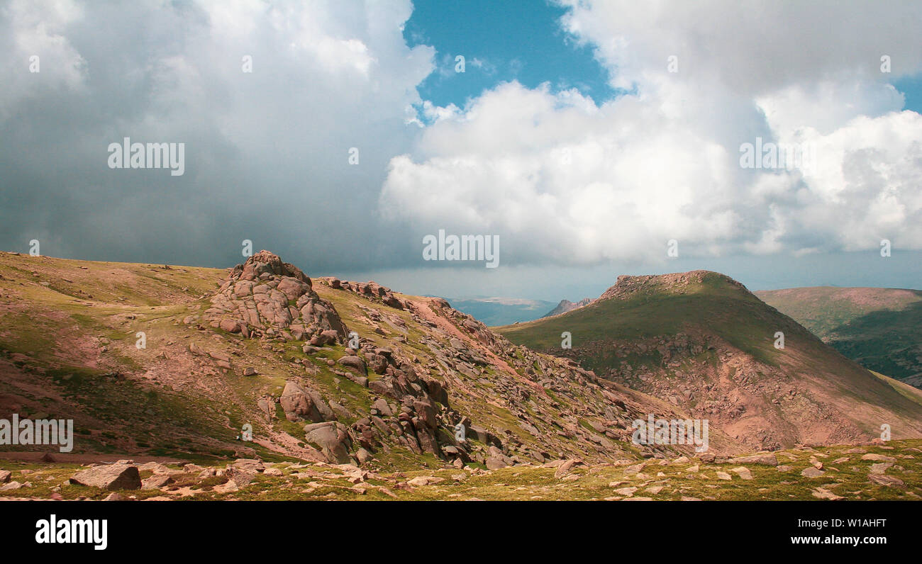 Paesaggio di montagna con nuvole su una primavera o estate giorno Foto Stock