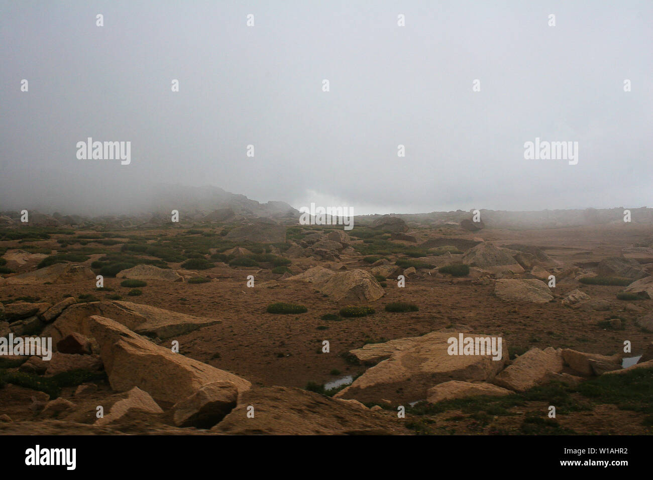 Strada di Montagna con la nebbia ad alte altitudini su una primavera o estate giorno Foto Stock