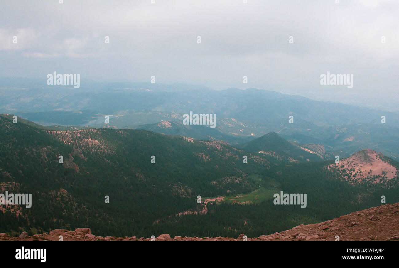 Paesaggio di montagna con nuvole su una primavera o estate giorno Foto Stock