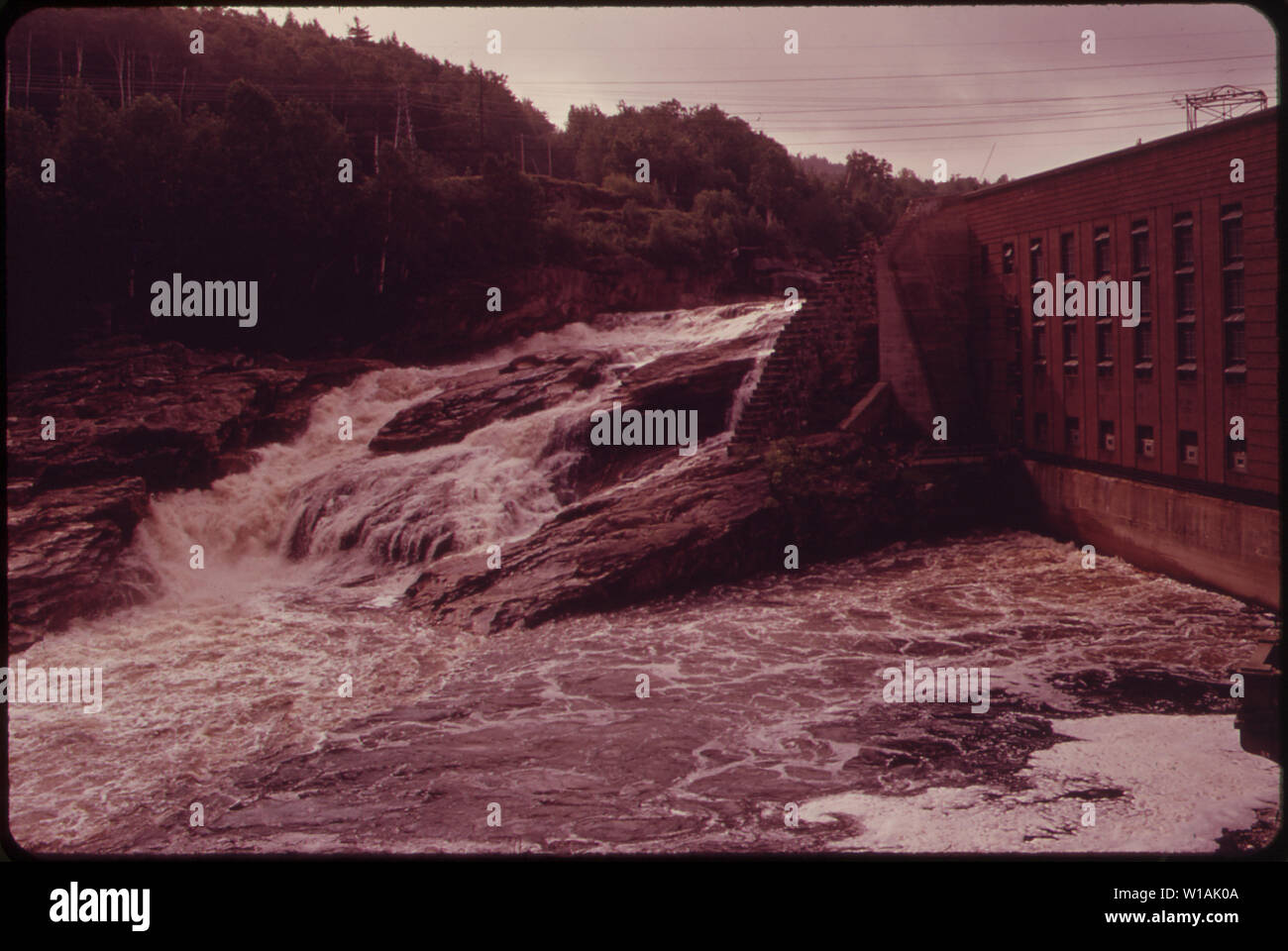 ANDROSCOGGIN River Falls e impianto di alimentazione in corrispondenza di Rumford Foto Stock