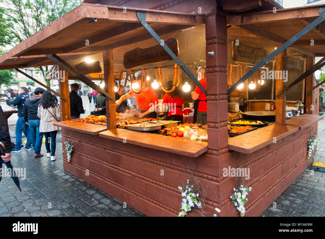 Cibo all'aperto di stallo a caldo di cottura alimentare polacca, Cracovia, in Polonia, in Europa. Foto Stock
