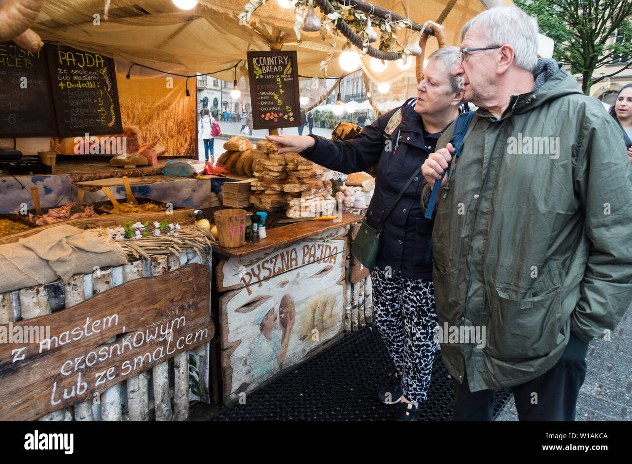 Turisti che guardano bancarelle di cibo a Cracovia, Polonia, Europa. Foto Stock