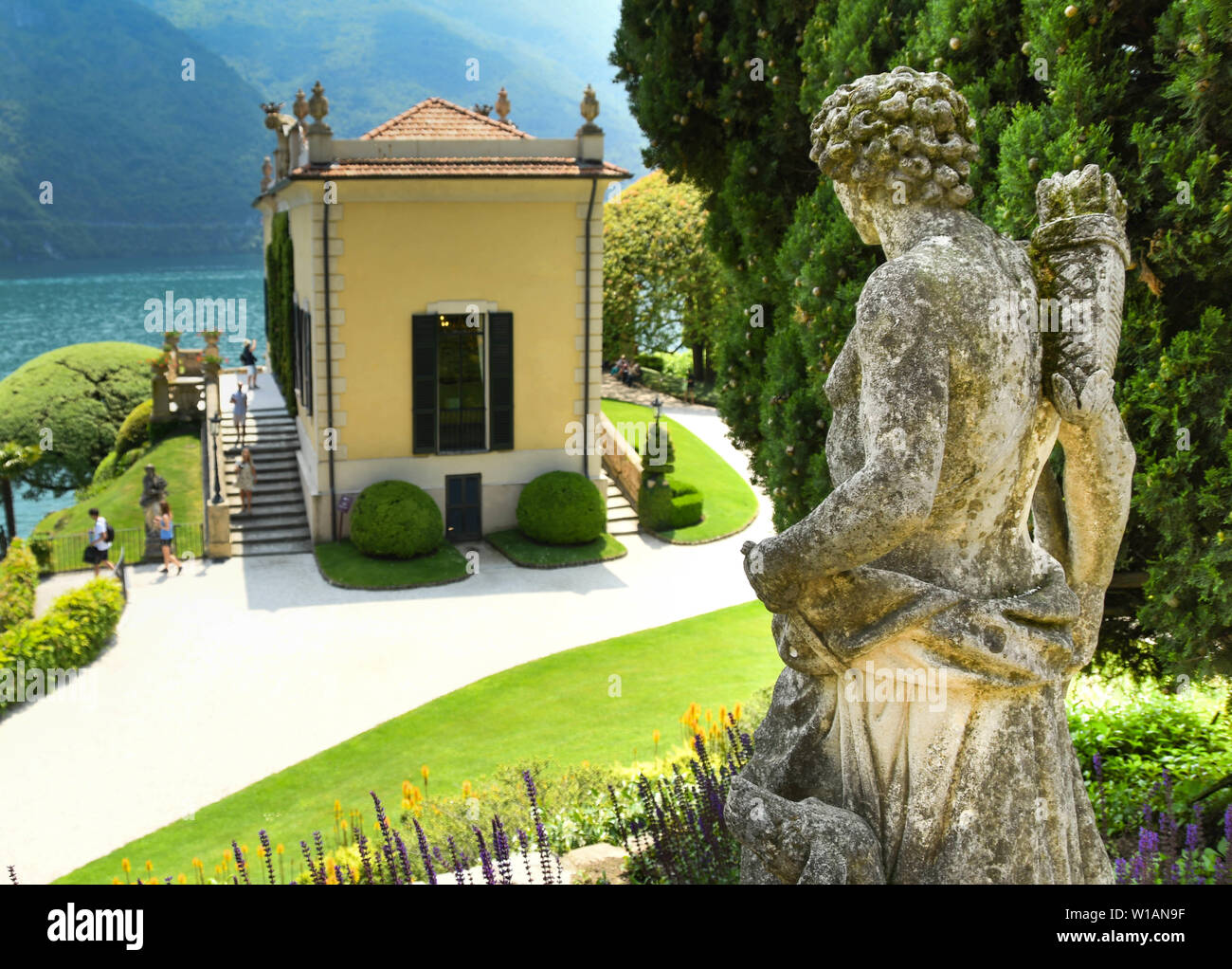 LENNO, LAGO DI COMO, Italia - Giugno 2019: statua di pietra che guardano ai giardini della Villa del Balbianello a Lenno sul Lago di Como. Foto Stock