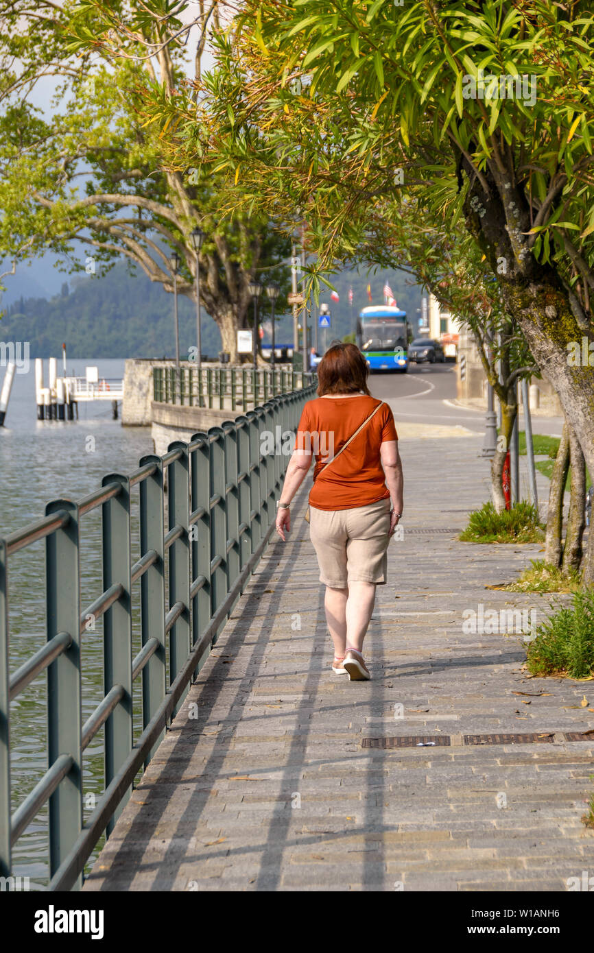 Il LAGO DI COMO, Italia - Giugno 2019: Persona passeggiate lungo il lago in Cadenabbia sul Lago di Como. Foto Stock