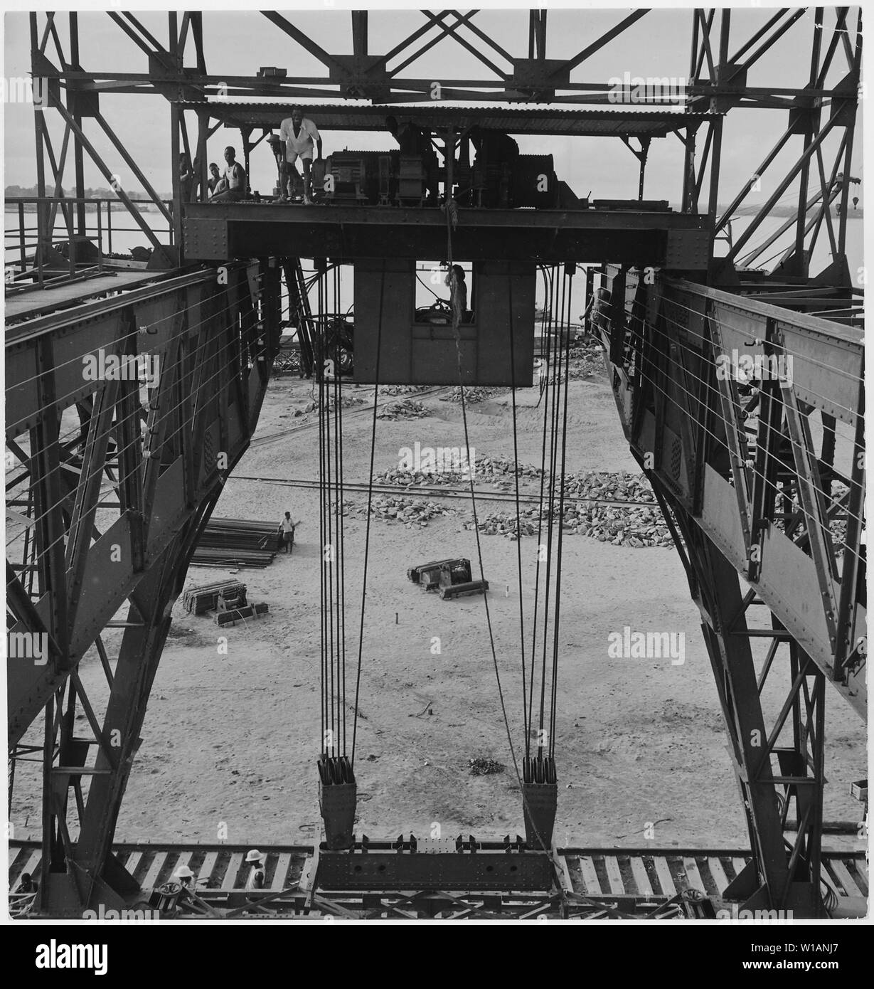 L'Africa. Camerun. Dopo il gigante di blocchi in calcestruzzo sono impostato e pronto per l'uso, essi vengono sollevati in posizione di questa gru mobile che faceva servizio simile a ampliare il porto di Pointe Noire, 600 miglia a sud di Douala nella provincia del Gabon Foto Stock