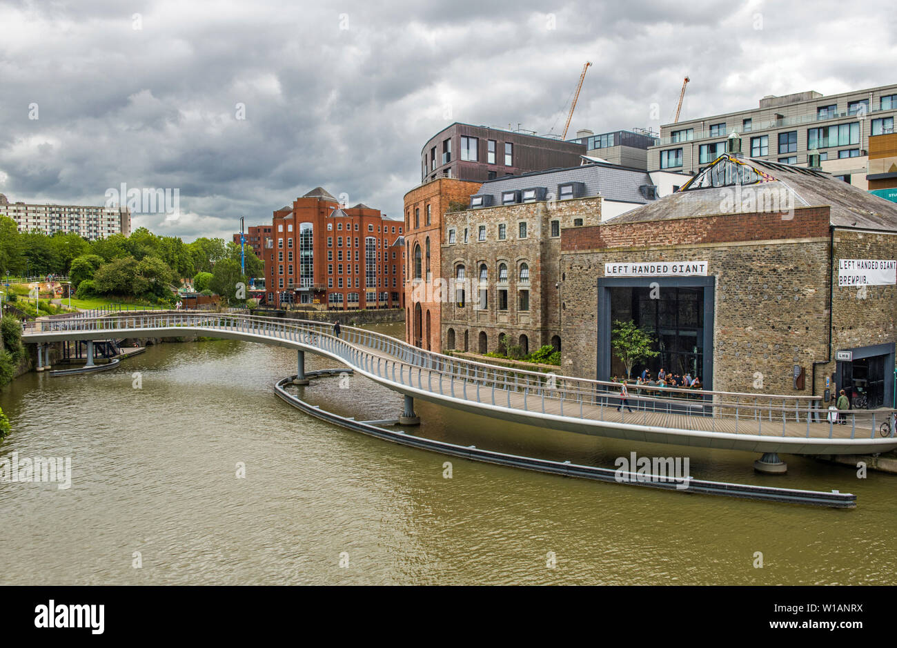 Ponte del castello, oltre il Bristol canale alimentatore vicino al Parco Castello di Bristol, nei pressi della chiesa senza tetto. Foto Stock