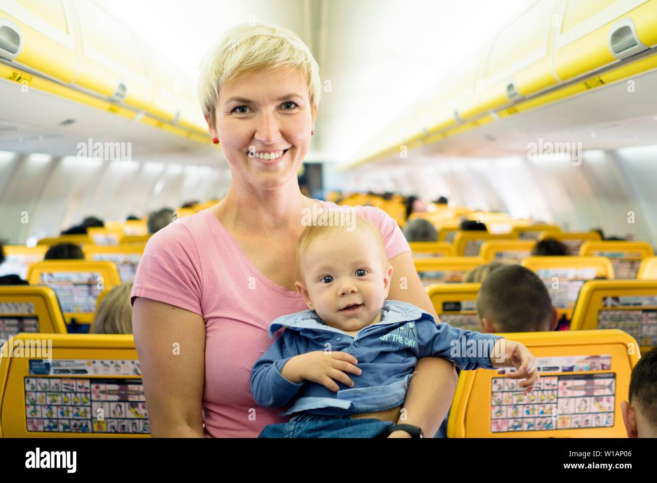 Madre con il suo bambino di sei mesi ragazzo in aereo, Spagna Foto Stock