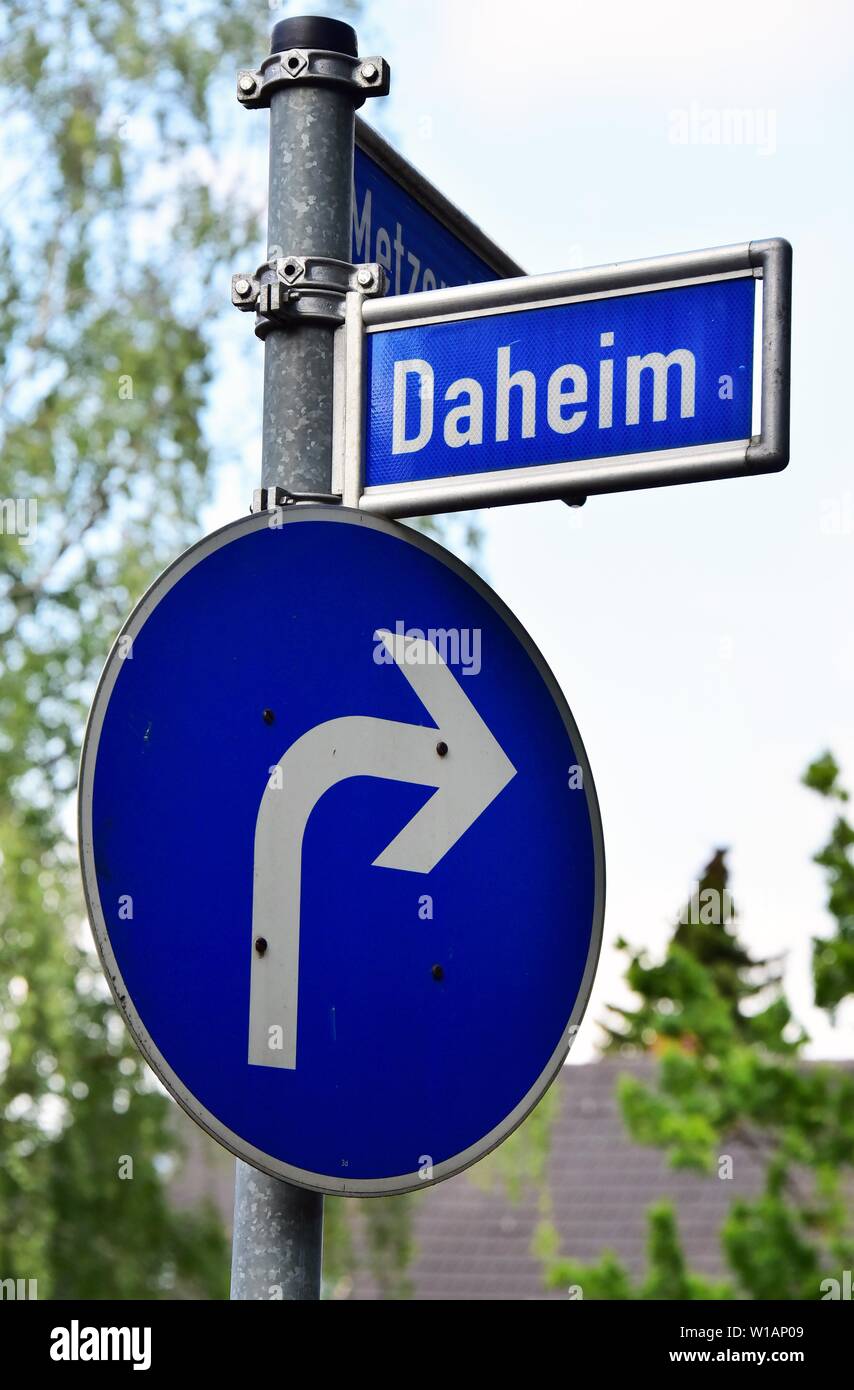 Cartello stradale Daheim con freccia di tornitura, Essen, Nord Reno-Westfalia, Germania Foto Stock