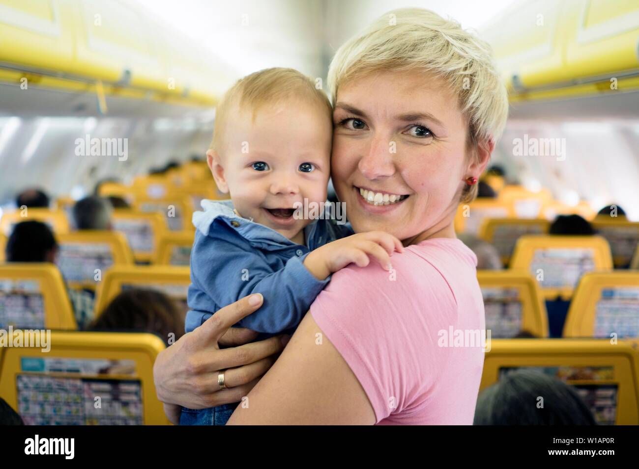 Madre con il suo bambino di sei mesi ragazzo in aereo, Spagna Foto Stock