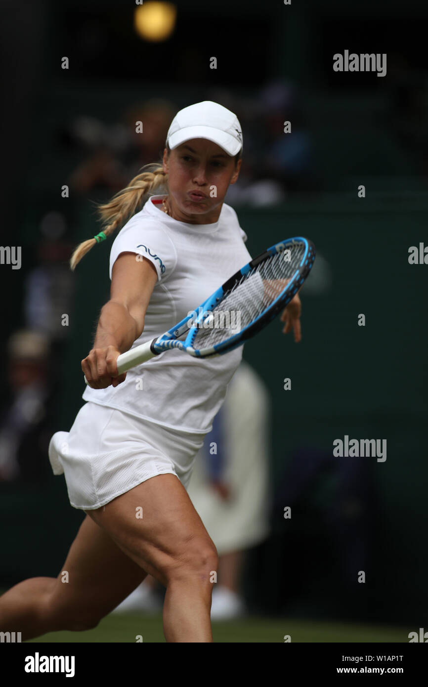 Il torneo di Wimbledon, 1 luglio 2019 - Yulia Putintseva del Kazakistan in azione durante il suo primo giro sconvolto la vittoria sul numero 2 seme Naomi di Osaka in Giappone durante il primo round azione sul Centre Court a Wimbledon. Foto Stock