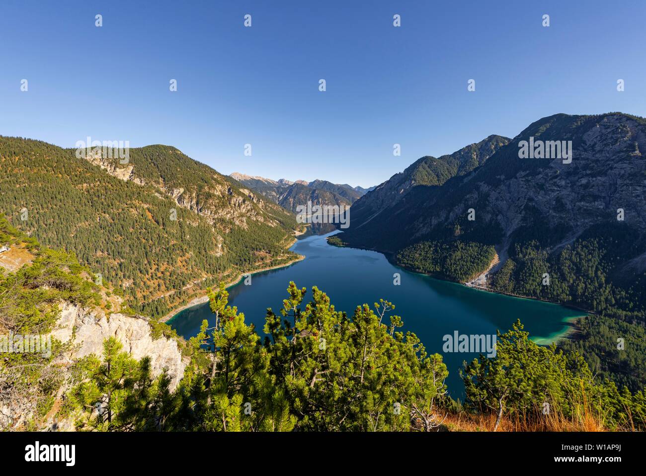 Vista del lago Plansee, Schonjochl sul retro, Alpi Ammergau, distretto di Reutte, Tirolo, Austria Foto Stock