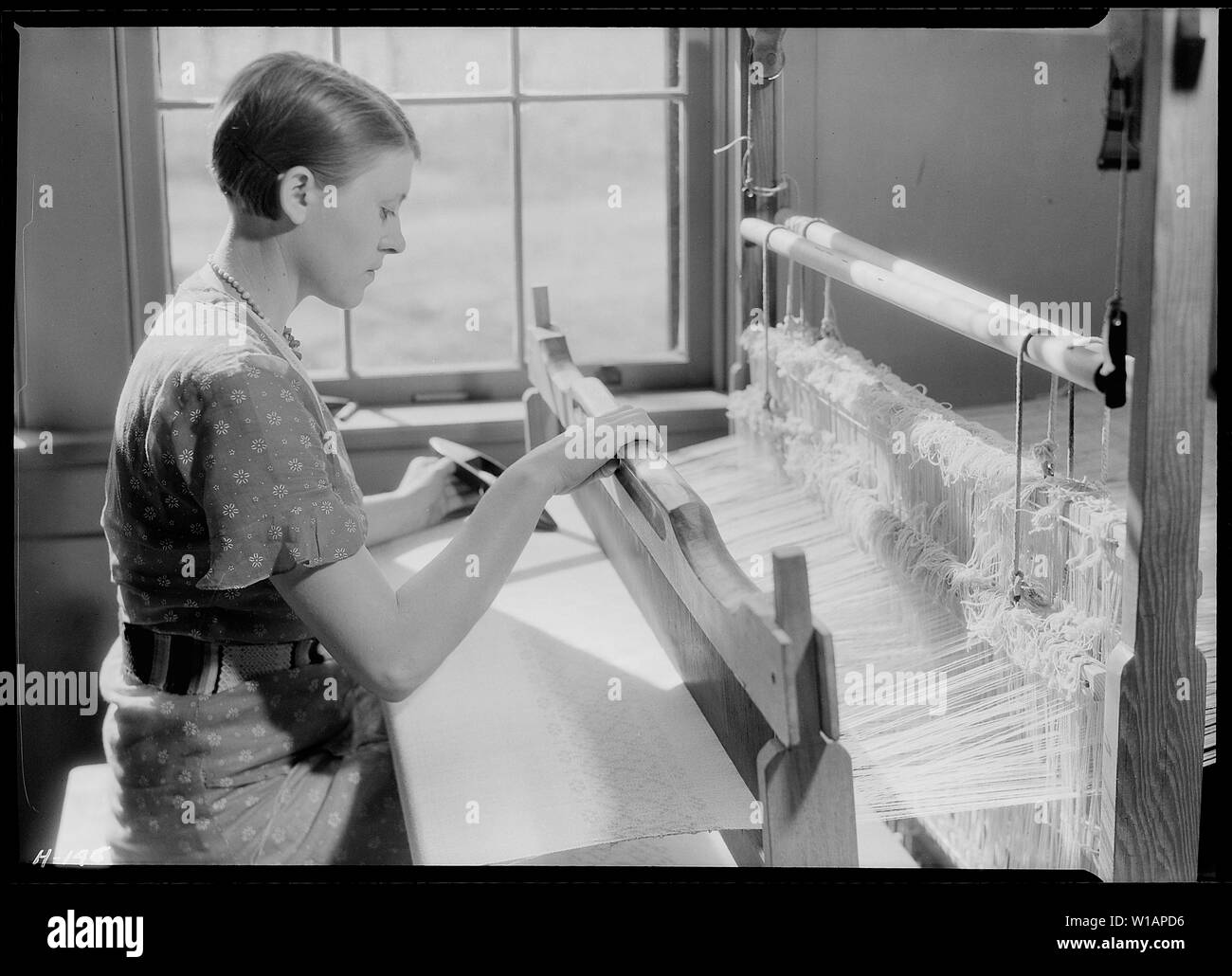 Alice McCarter, tessitura di una per bambini coperta al Pi Beta Phi Scuola, Gatlinburg, Tennessee. Questo particolare materiale è molto fine tessitura. Ha imparato la tessitura in questa scuola e ora è insolitamente abile nel mestiere. Foto Stock