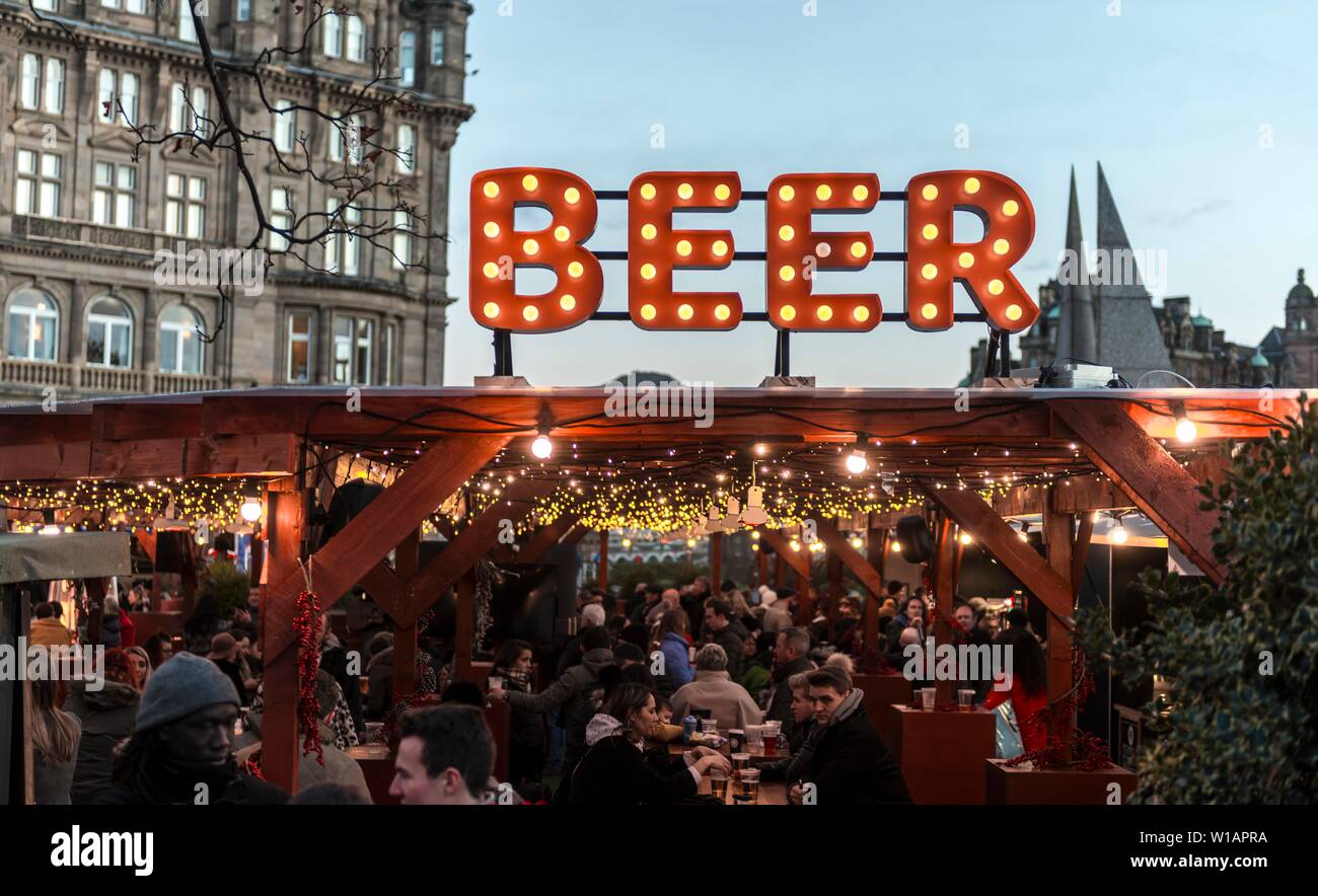 Beer bar presso il Mercato di Natale, illuminata la birra di scritte, Edimburgo Mercatino di Natale, Edimburgo, Scozia, Gran Bretagna Foto Stock