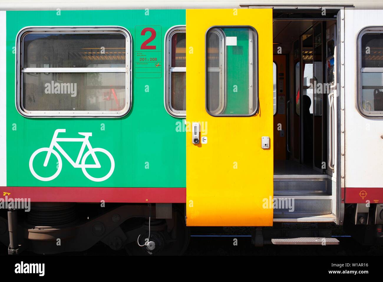 Servizio di trasporto biciclette in treno, finestra e porta aperta su un treno dei pendolari, Lussemburgo Foto Stock