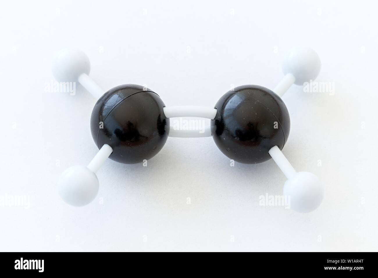 Sfera di plastica-e-stick modello di un copolimero di etilene o molecola di etene (C2H4) su uno sfondo bianco. Foto Stock