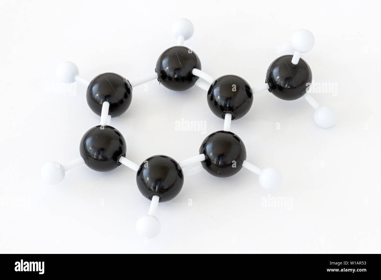 Modello a sfera e bastone di plastica di una molecola di toluene o metilbenzene (C7H8), mostrato con struttura a chekule su sfondo bianco. Diritto gruppo metile. Foto Stock