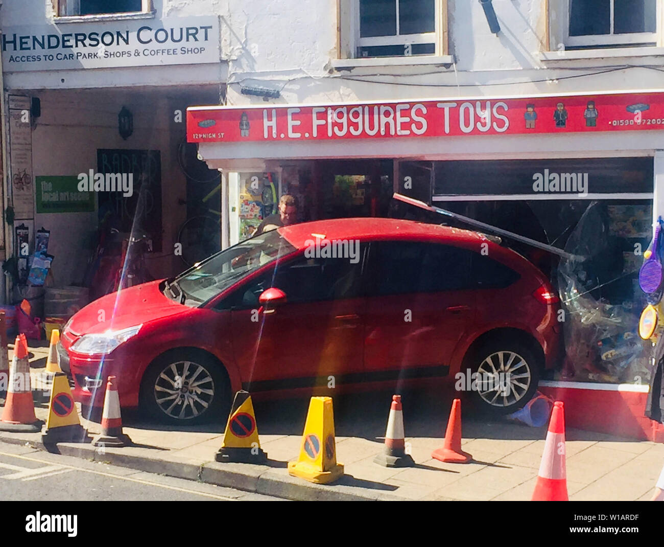 In scena la high street a Lymington, Hampshire dopo una vettura vuota laminati in Figgures toy shop poco dopo 3pm il lunedì dopo che il conducente ha lasciato parcheggiato su una collina. Foto Stock