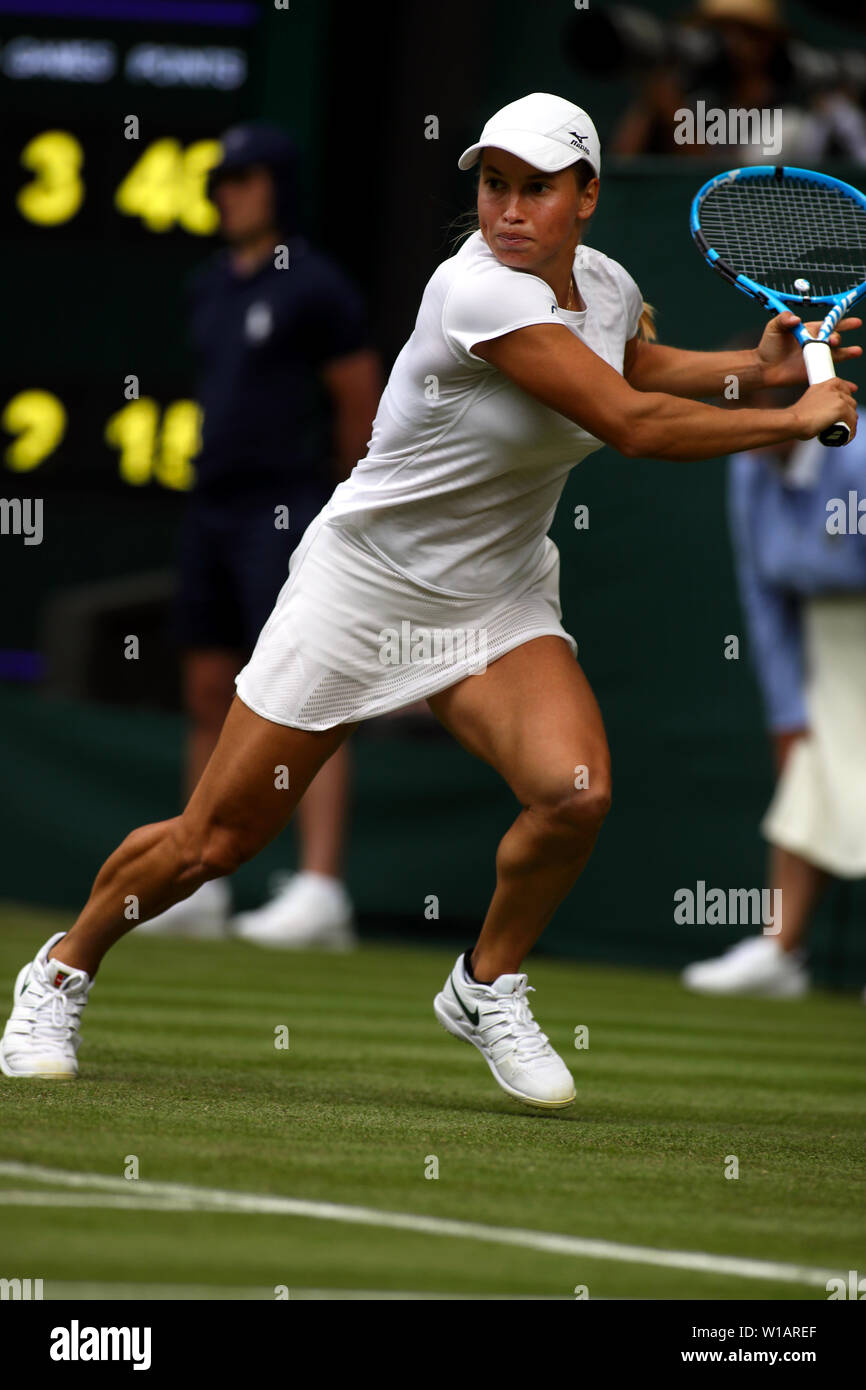 Il torneo di Wimbledon, 1 luglio 2019 - Yulia Putintseva del Kazakistan in azione durante il suo primo giro sconvolto la vittoria sul numero 2 seme Naomi di Osaka in Giappone durante il primo round azione sul Centre Court a Wimbledon. Foto Stock