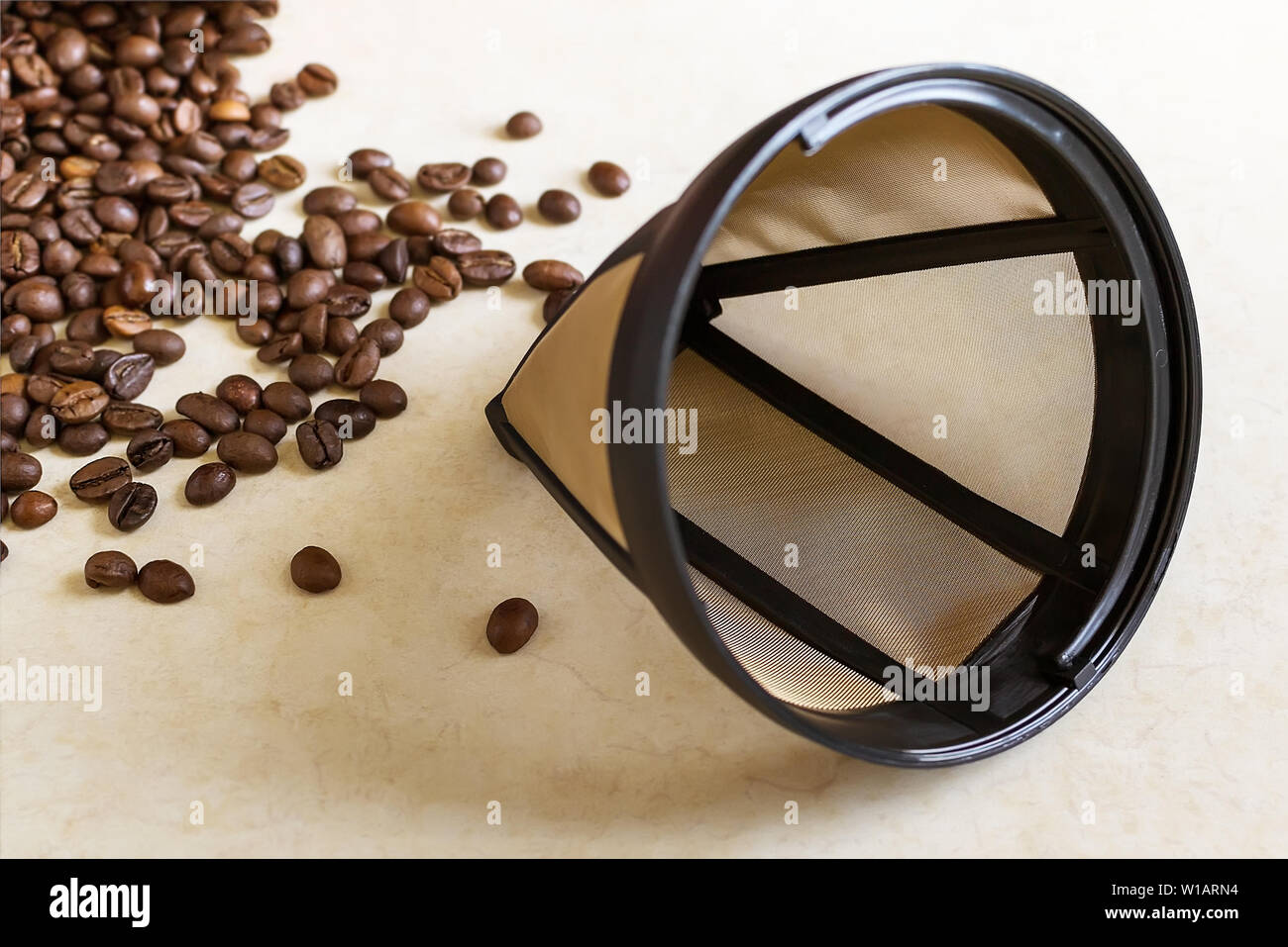Riutilizzabili in mesh metallico filtro di caffè per gocciolare caffettiera. Cestello permanente il caffè filtro su sfondo bianco. Accessori per macchine da caffè di close-up. Foto Stock
