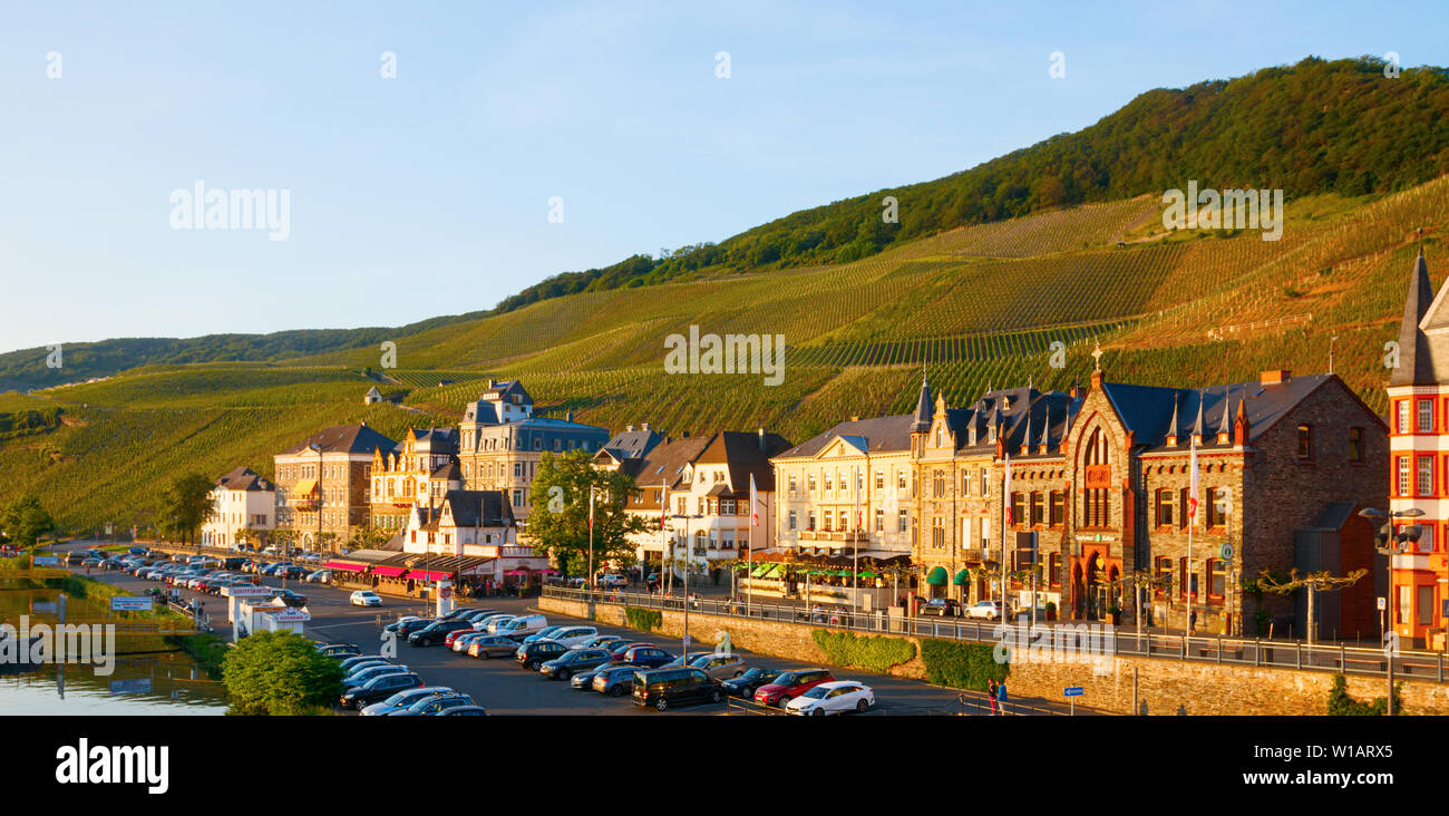 Vista panoramica della Gestade street con vigneti contro il pendio della collina durante il tramonto. Bernkastel-Kues, Renania-Palatinato, Germania. Foto Stock