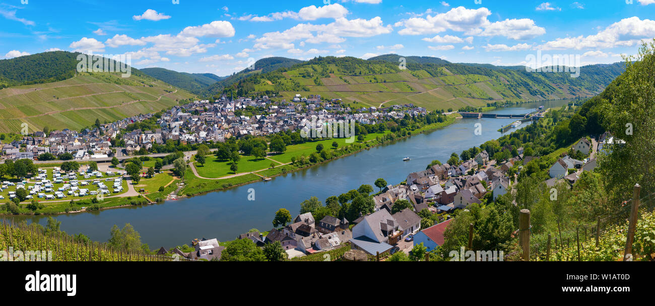 Panoramica vista aerea del fiume Moselle con villaggi e Kovenig Enkirch e vigneti circostanti.Renania-Palatinato, Germania. Foto Stock