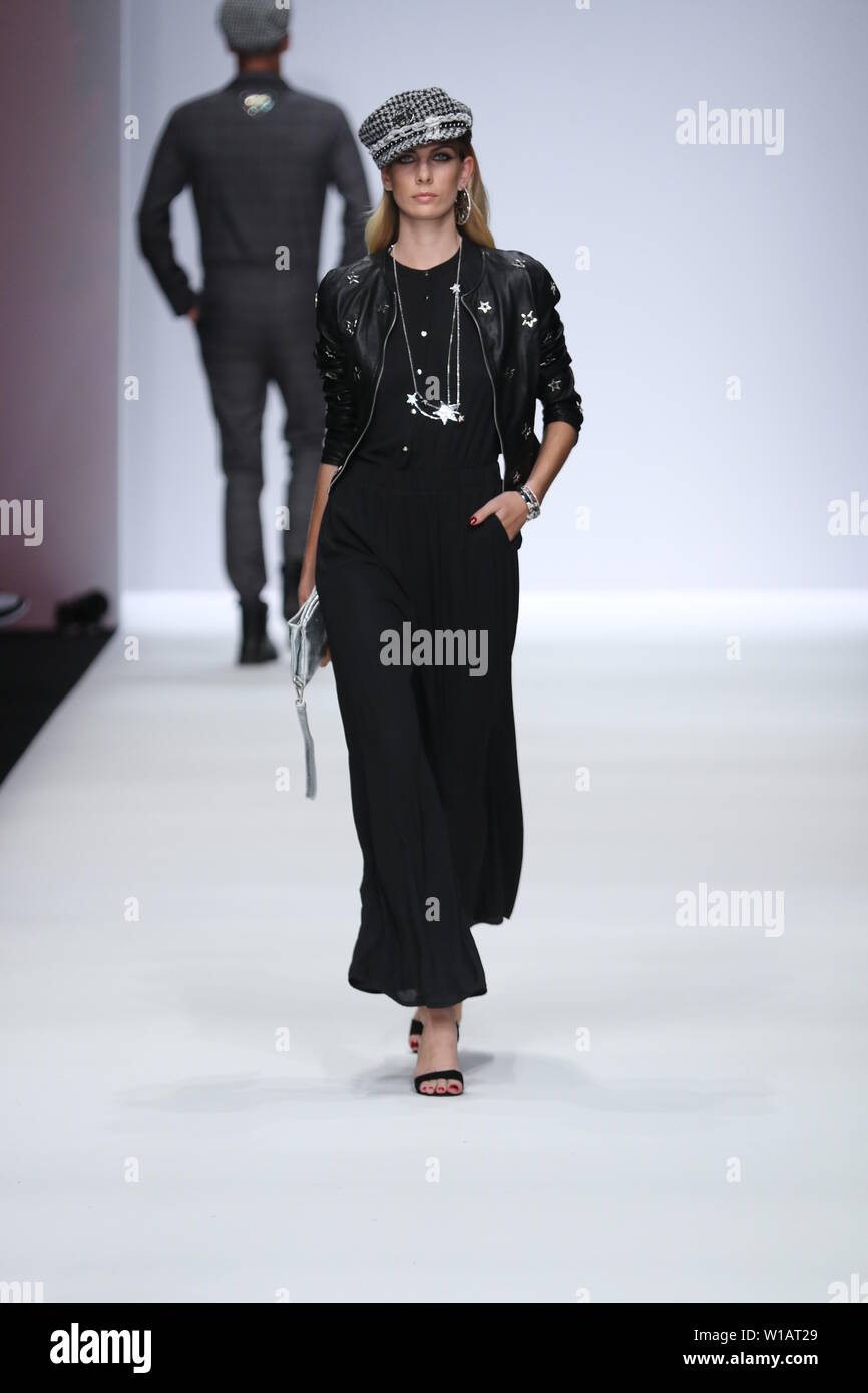 I modelli a piedi la pista al Guido Maria Kretschmer visualizza durante la Mercedes-Benz Fashion Week Berlin Primavera/Estate 2020 a ewerk su 1 Luglio, 2019 a Berlino, Germania. Foto Stock