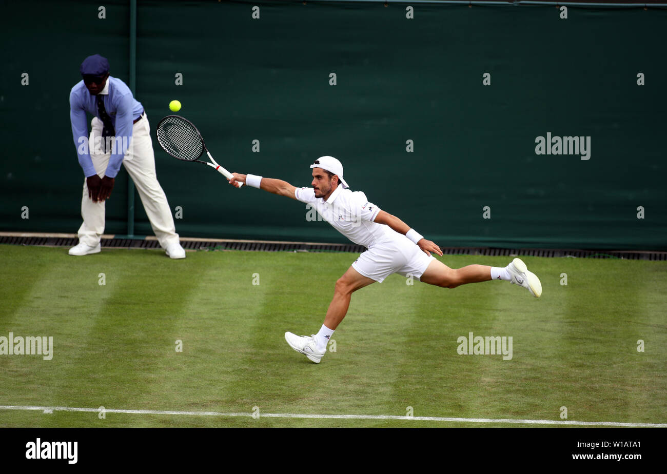 Il torneo di Wimbledon, 1 luglio 2019 - Thomas Fabbiano dell Italia durante il suo primo giro sconvolto la vittoria su Stefanos Tsitsipas della Grecia in cinque set durante il giorno di apertura in azione a Wimbledon. Foto Stock