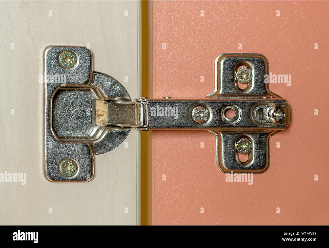 Accessori per mobili per il fissaggio armadio guardaroba o chiudere le porte. Accessori moderni per i mobili in legno. Foto Stock