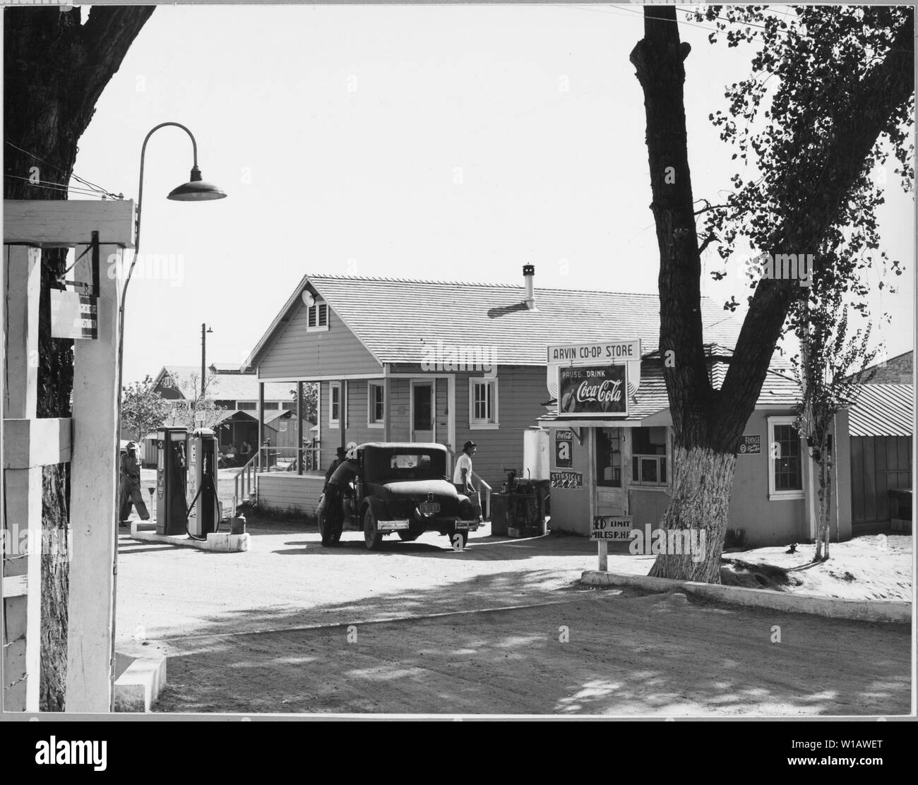 Arvin Kern County, California. Fotografia fatta dall'ingresso della Arvin Manodopera agricola Camp (F.S.A . . .; Portata e contenuto: Full didascalia recita come segue: Arvin Kern County, California. Fotografia fatta dall'ingresso della Arvin Manodopera agricola Camp (F.S.A.). Mostra la Arvin co-op store e stazione di gas, questo co-operativa stabilita al 15 dicembre 1939 da 60 camp membri ciascuno dei quali hanno contribuito $1 per avviare l'azienda. Le pompe di benzina sono ora un terzo pagati e il negozio ha pagato un 14 percento dividendo nel marzo 1940. Altri due campi (F.S.A.) hanno iniziato a simile co-operativa di sforzi. Foto Stock