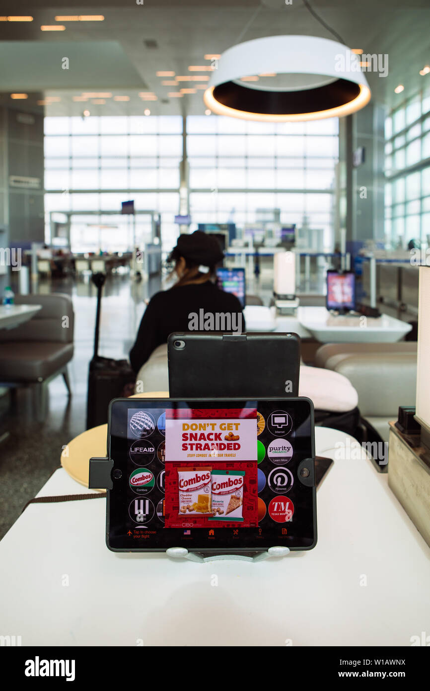 Le compresse di Ipad nell'Aeroporto Intercontinentale George Bush di Houston, Texas, Stati Uniti d'America per giocare e ordinare del cibo nei suoi ristoranti Foto Stock