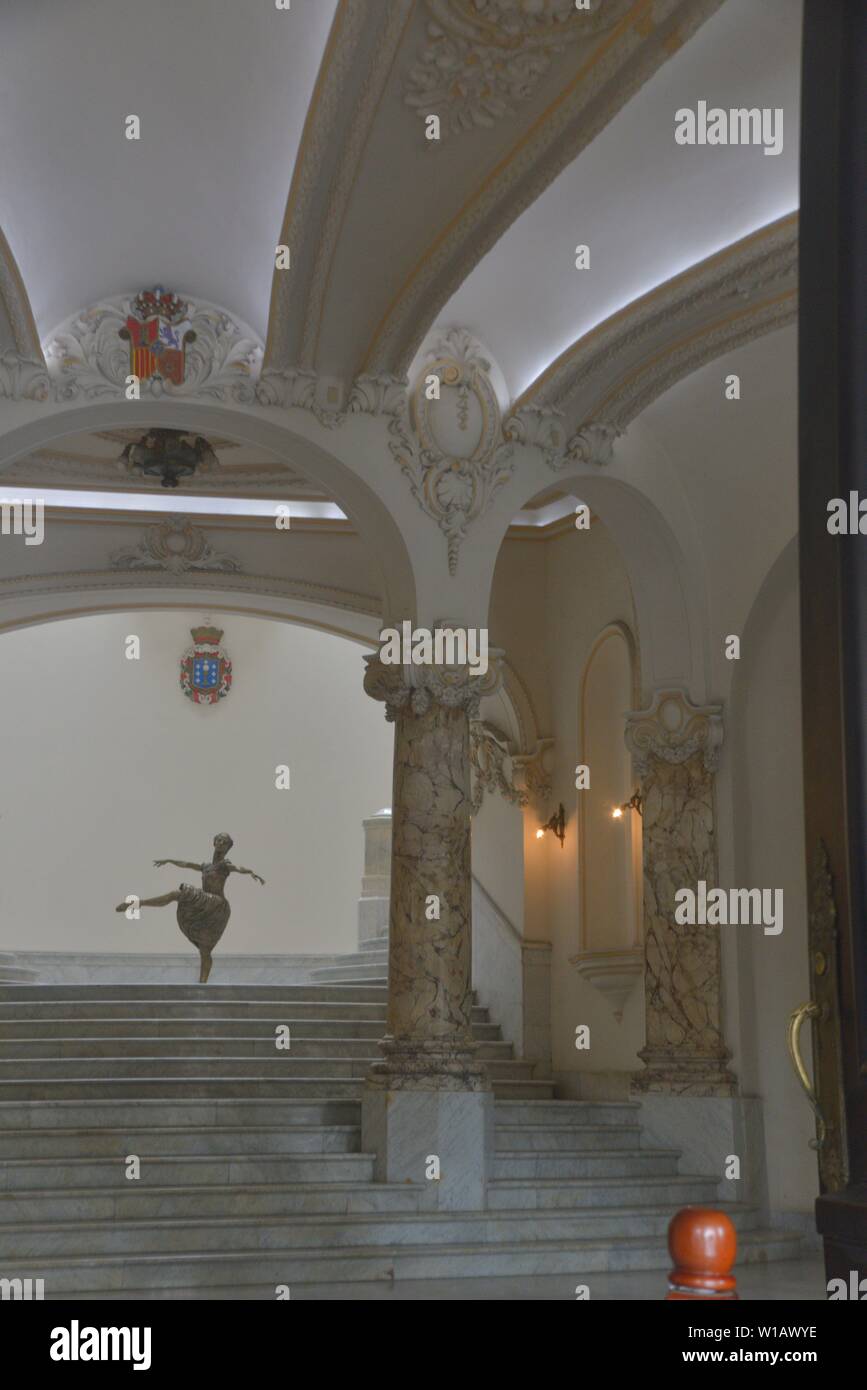 Grand Theatre con la ballerina scultura in Havana, Cuba 2018 Foto Stock