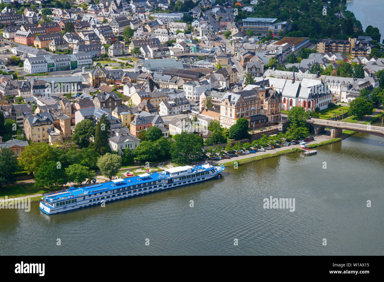 Vista aerea del case e strade di west Bernkastel-Kues, il fiume Moselle e una grande nave da crociera. Renania-palatinato, Germania. Foto Stock