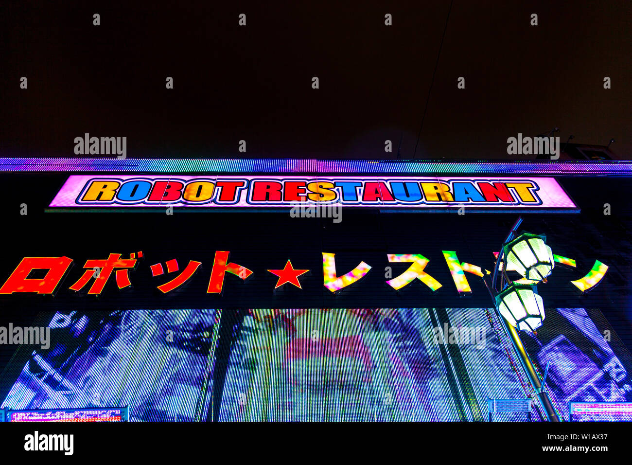 Insegne al neon all'ingresso ristorante Robot, Tokyo, Giappone Foto Stock