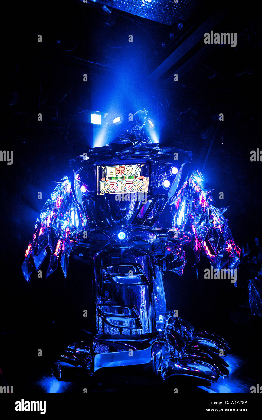 Un uccello gigante robot appare durante la performance al Ristorante Robot, Tokyo, Giappone Foto Stock