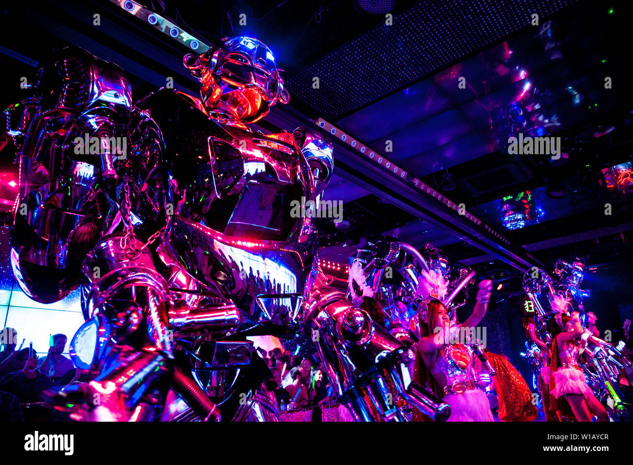 Giant robot di argento e gli interpreti di Robot Ristorante, Tokyo, Giappone Foto Stock