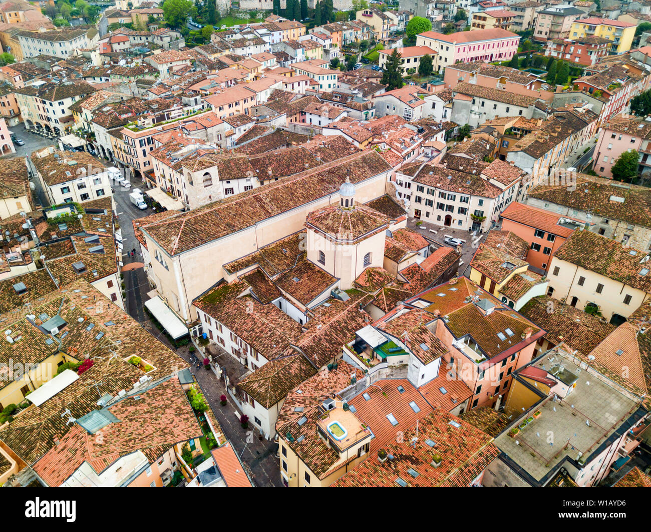 Desenzano Cattedrale o Duomo di Santa Maria Maddalena antenna vista panoramica di Desenzano cittadina sulle rive del Lago di Garda in Italia Foto Stock