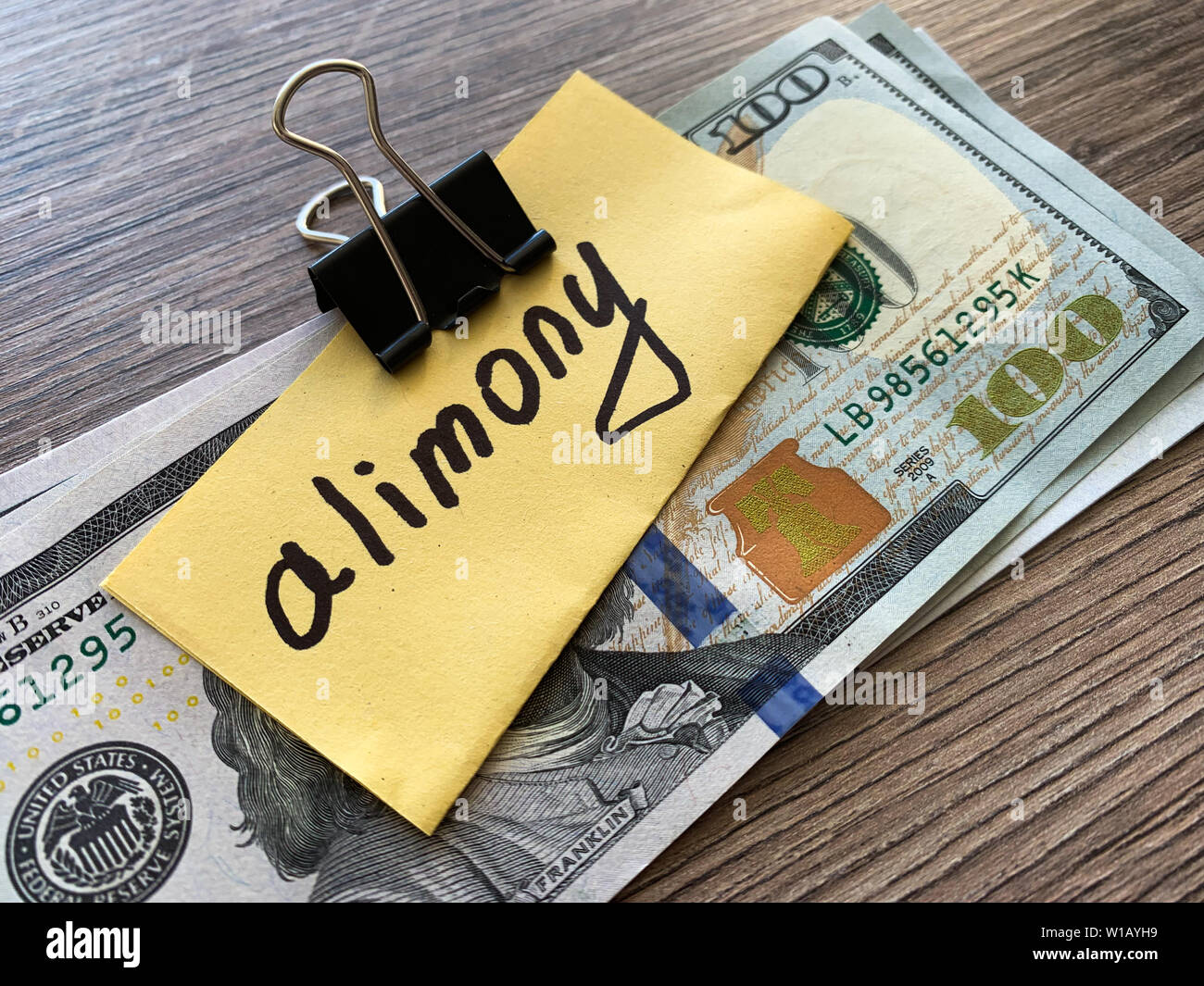 Pagamenti alimony. Pila di dollari con firmare assegni alimentari e denaro. Il divorzio e la separazione del concetto. Foto Stock