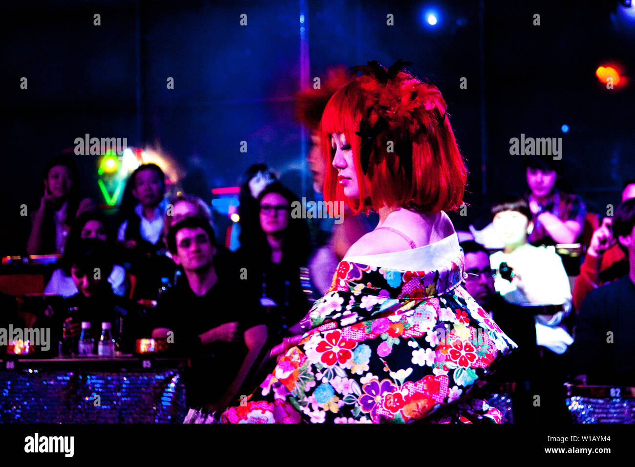 La ballerina vestita in kimono floreali e parrucca rosso di eseguire presso il ristorante del robot, Tokyo, Giappone Foto Stock