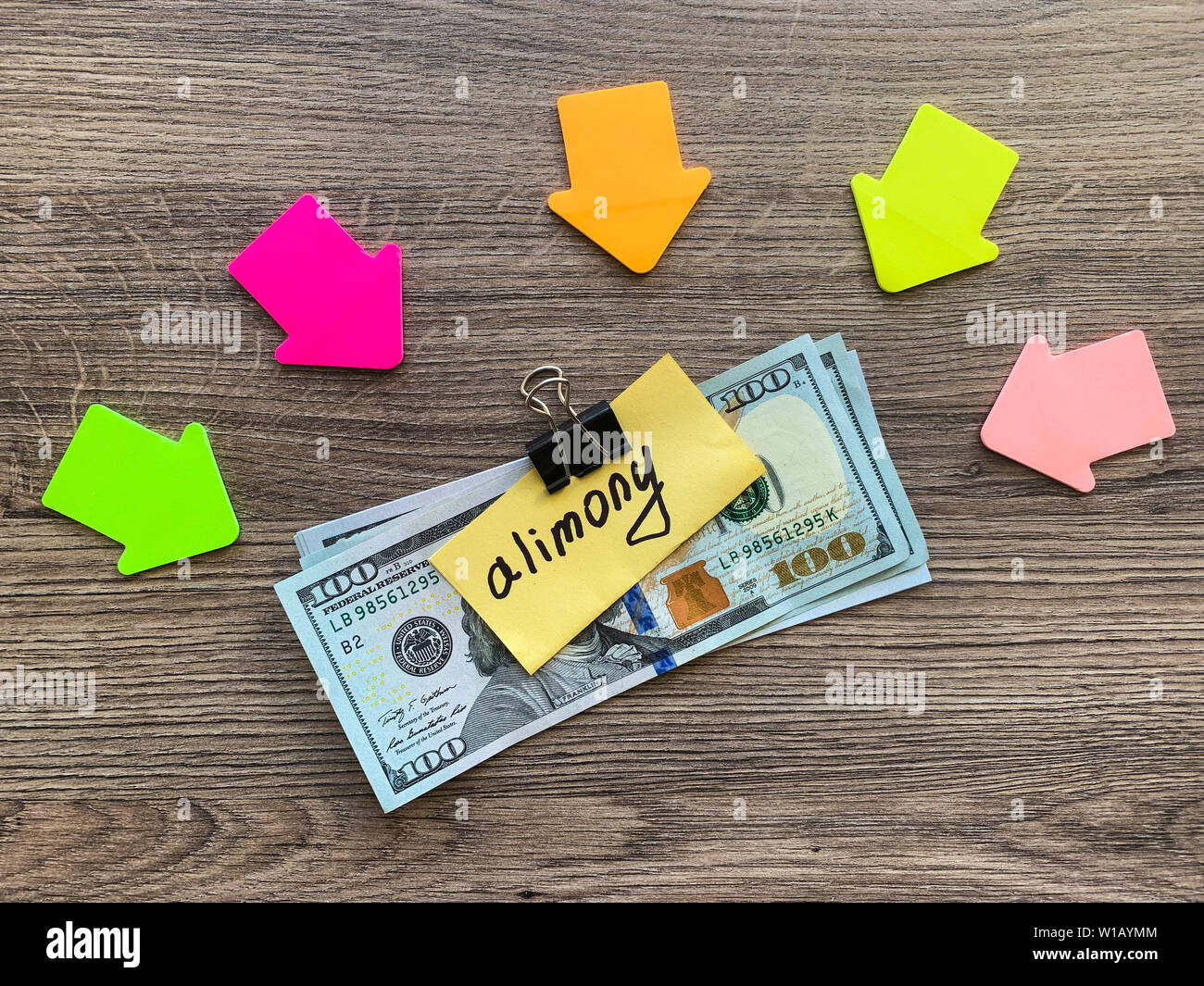 Pagamenti alimony. Pila di dollari con firmare assegni alimentari e denaro. Il divorzio e il concetto di separazione Foto Stock