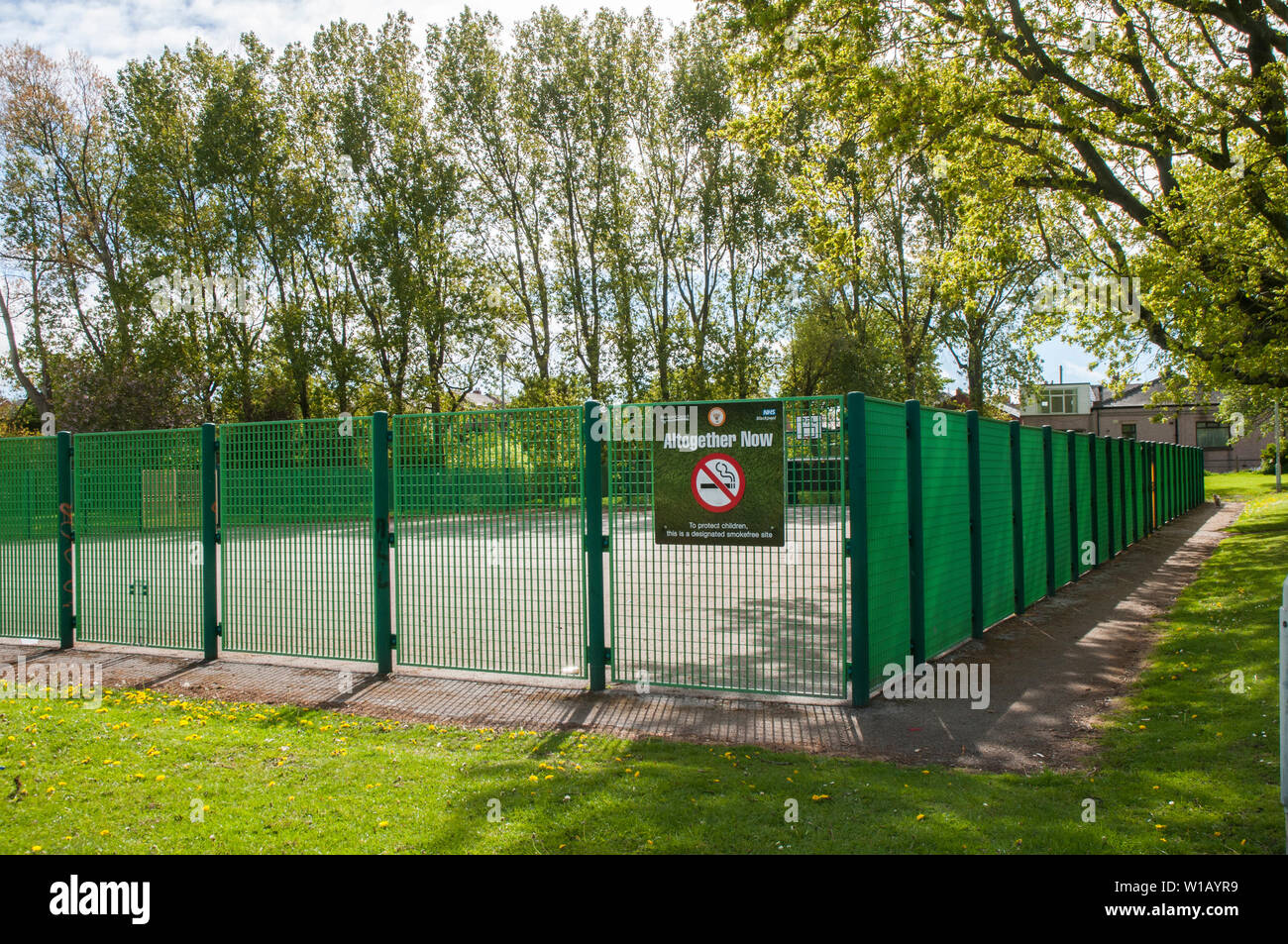 Vietato fumare sulla recinzione area sport per proteggere i bambini su partk locale in Blackpool Lancashire England Regno Unito Foto Stock