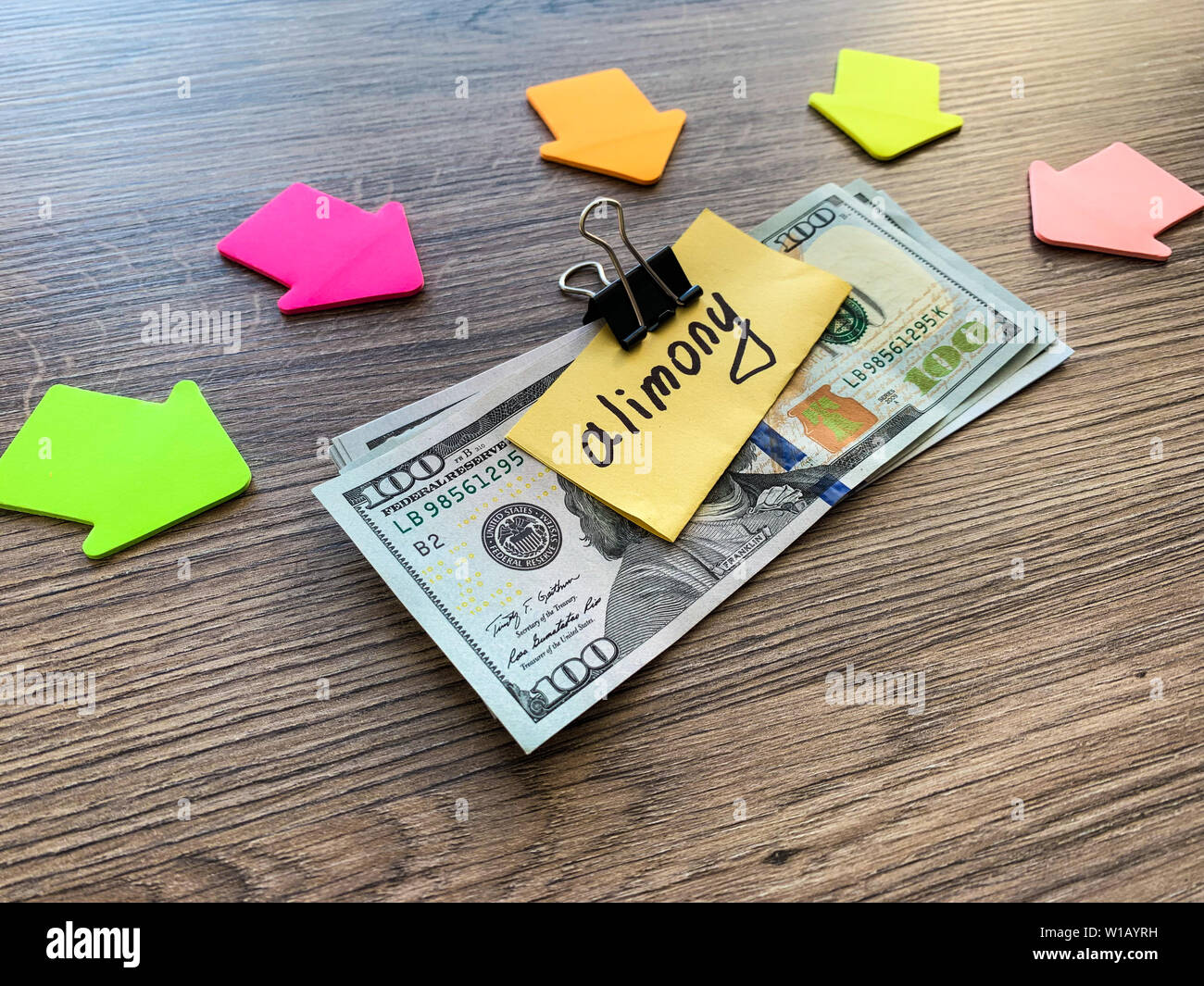 Pagamenti alimony. Pila di dollari con firmare assegni alimentari e denaro. Il divorzio e il concetto di separazione Foto Stock