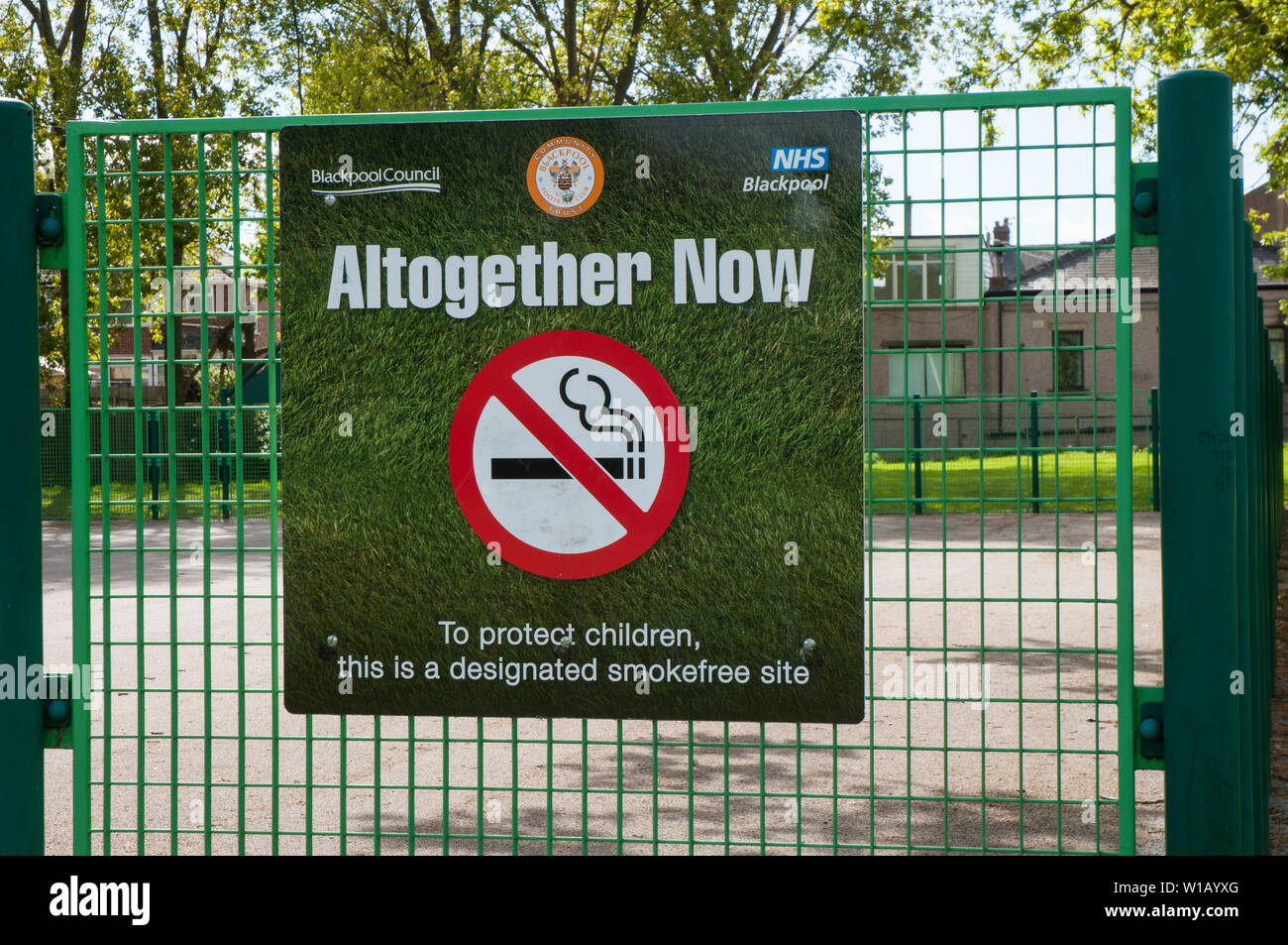 Vietato fumare sulla recinzione area sport per proteggere i bambini su partk locale in Blackpool Lancashire England Regno Unito Foto Stock