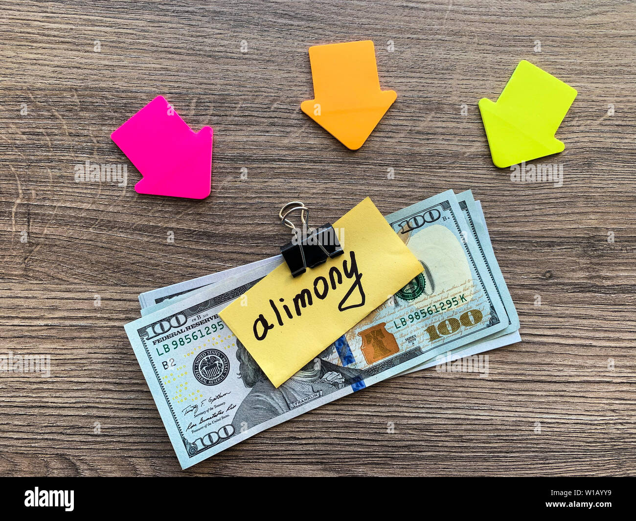 Pagamenti alimony. Pila di dollari con firmare assegni alimentari e denaro. Il divorzio e il concetto di separazione Foto Stock