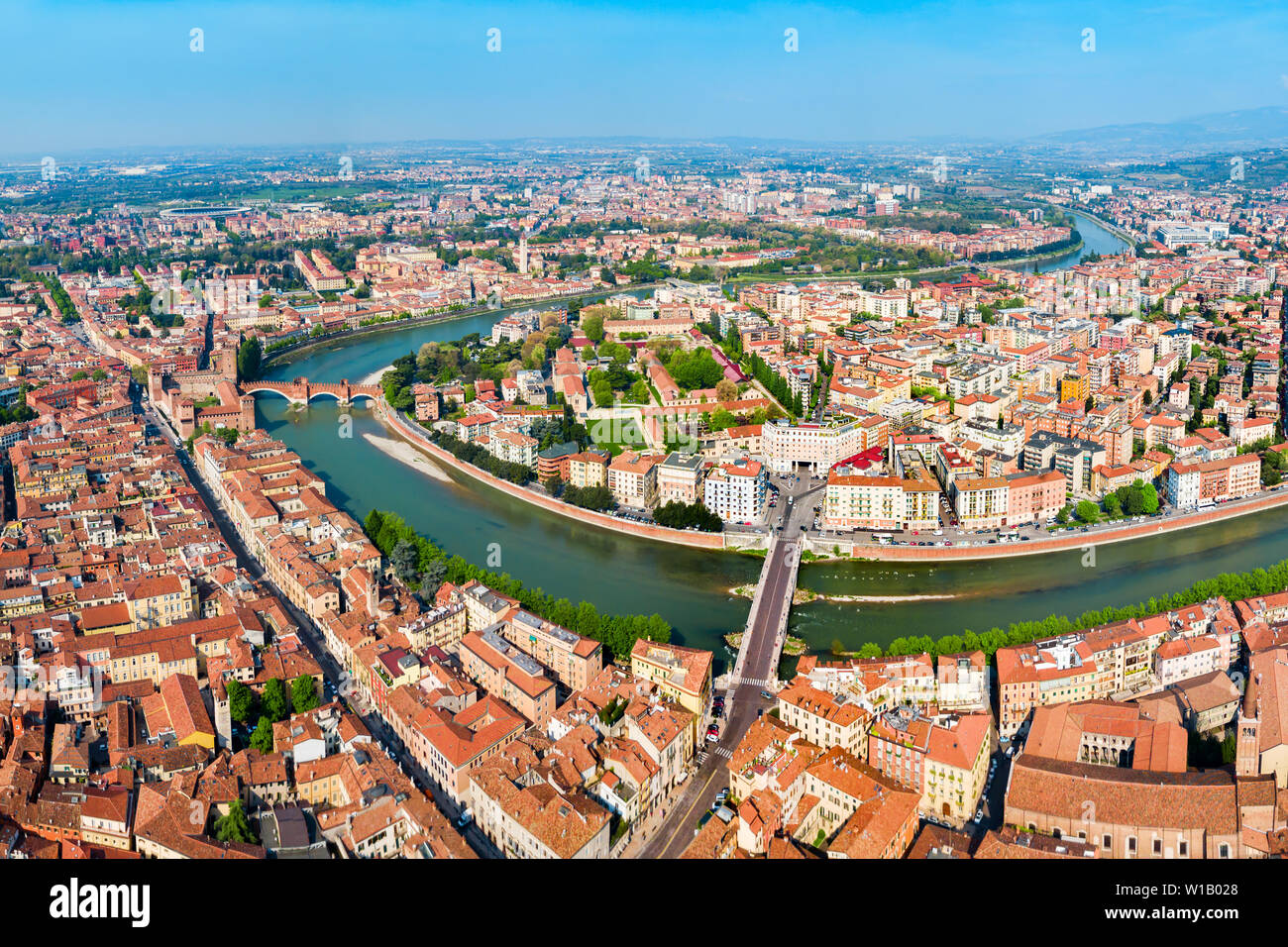 La città di Verona e il fiume Adige antenna vista panoramica nella regione Veneto in Italia Foto Stock