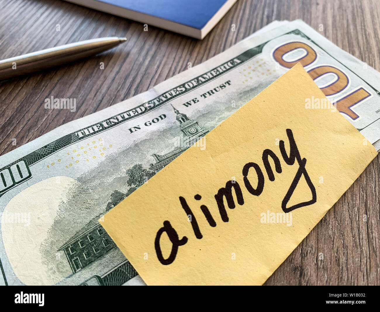 Pagamenti alimony. Pila di dollari con firmare assegni alimentari e denaro. Il divorzio e la separazione del concetto. Foto Stock