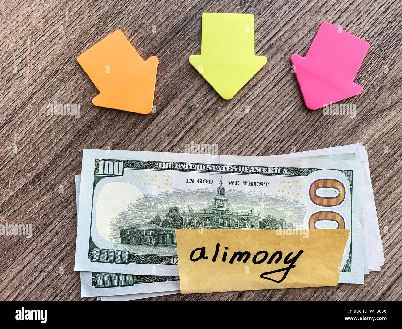 Pagamenti alimony. Pila di dollari con firmare assegni alimentari e denaro. Il divorzio e la separazione del concetto. Foto Stock